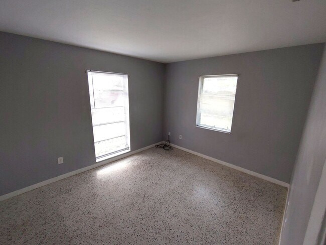 Building Photo - 2/1 Single Family in Spring Hill