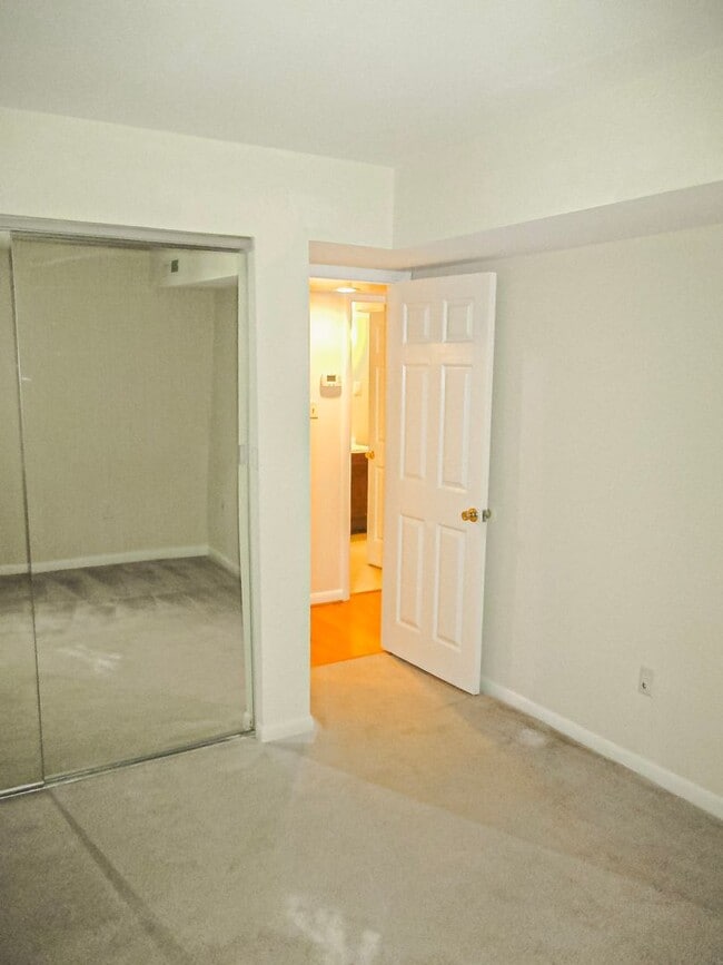 Building Photo - Charming 2 Bed 1 Bath Apartment With Paved...