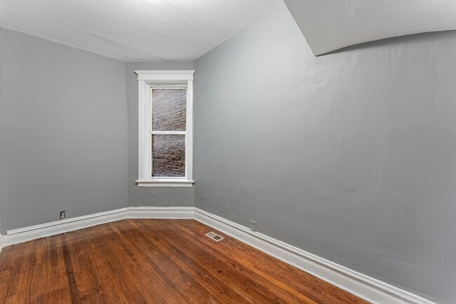 Building Photo - 1426 S Avers Ave