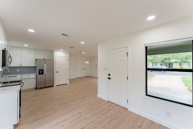 Building Photo - Incredible Windsor Park location right in the heart of Austin!