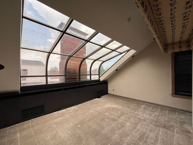 Building Photo - 200 W North Ave