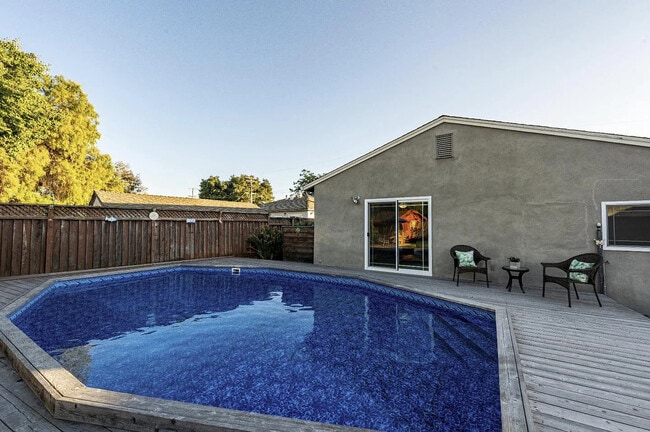 Building Photo - 1915 Washington St