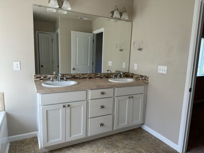 Building Photo - Woodbury Estates