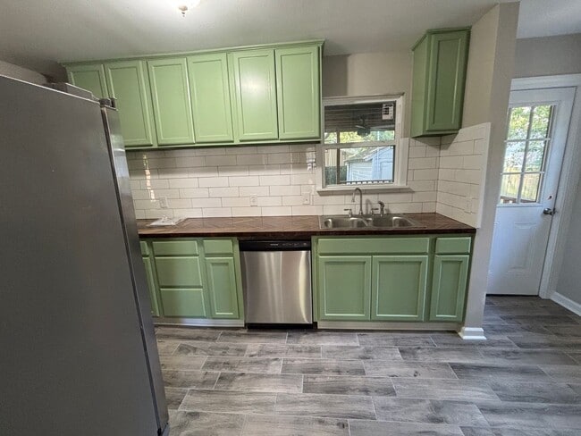 Building Photo - Charming Broadmoor Home