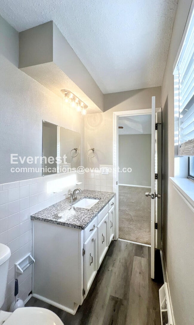 Building Photo - 7936 N Forest Ave