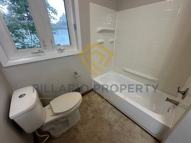 Building Photo - Spacious Warren Township, 3 Bedroom/1.5 Ba...