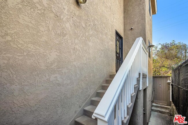 Building Photo - 466 S Venice Blvd