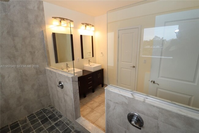 Building Photo - 609 NE 28th St