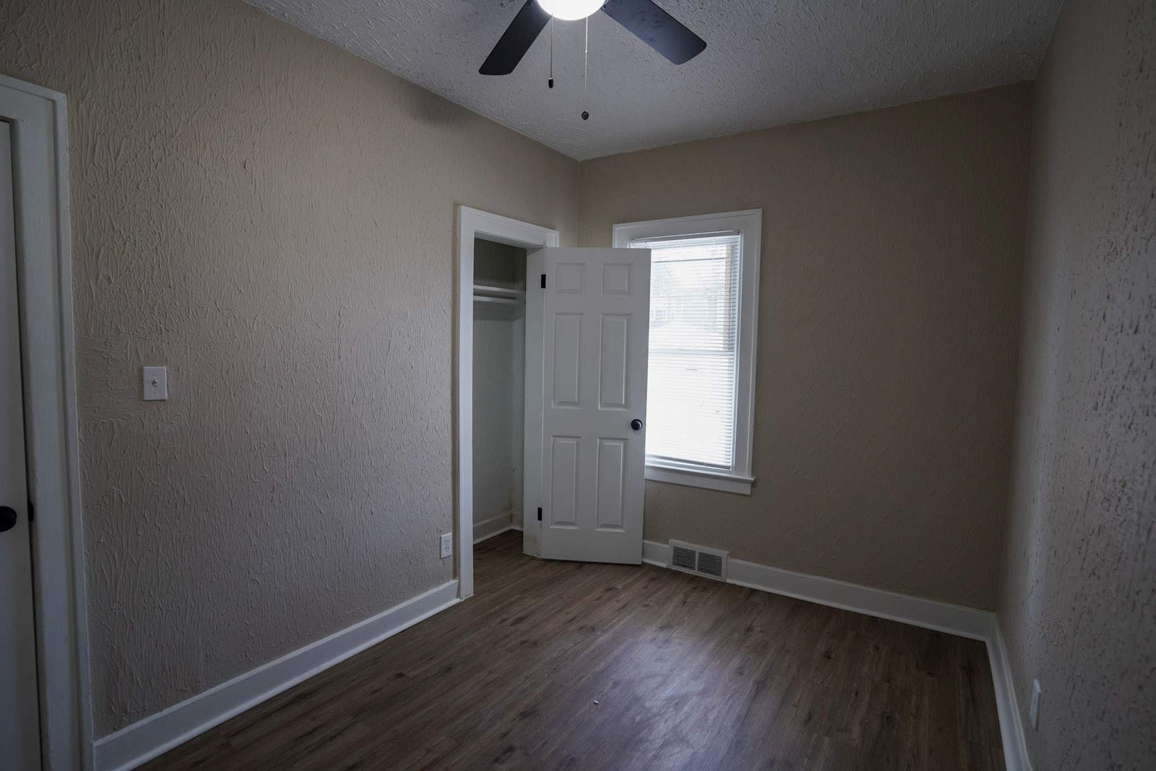 Building Photo - This beautifully updated 5-bedroom, 1-bath single-family home is ready for move-in!