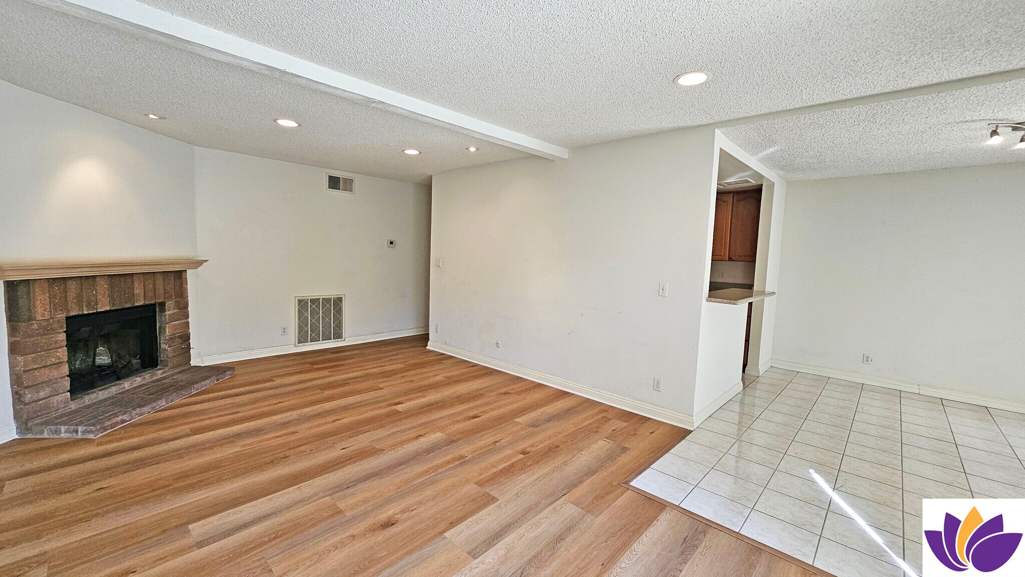 Building Photo - 5800 Owensmouth Ave