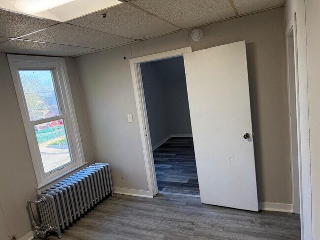 Building Photo - 930 S Victory St