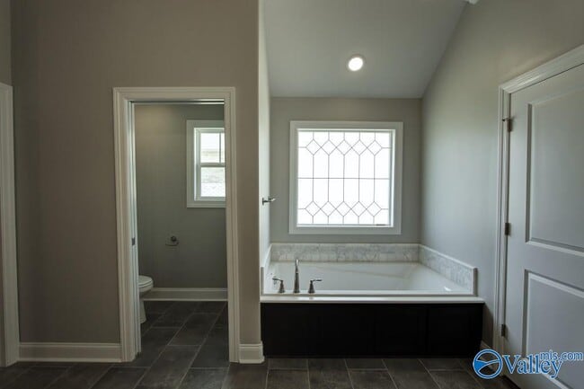Building Photo - 17212 Stonegate Dr