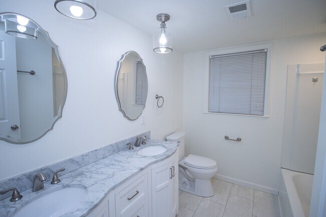 Building Photo - Renovated 5BR Home Minutes from Downtown Columbia | Two Full Kitchens + Fenced Yard ~ Available M...