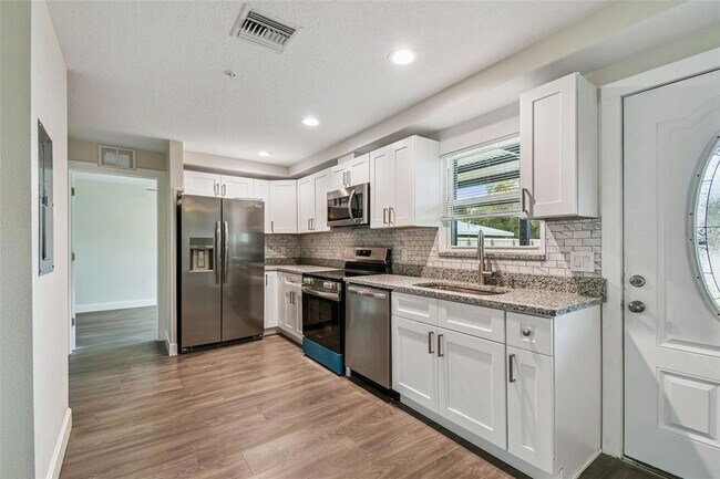 Building Photo - 650 E Tarpon Ave