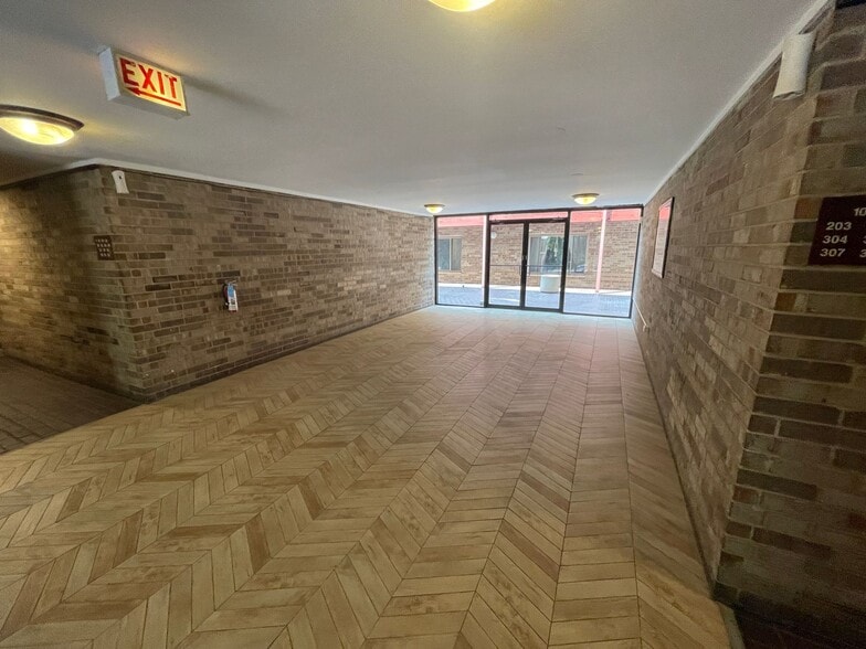 Building Photo - 744 W Gordon Terrace