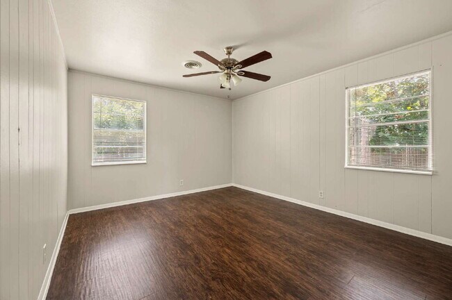 Building Photo - Spacious 4 Bedroom Home with Expansive Living Areas in a Convenient Location