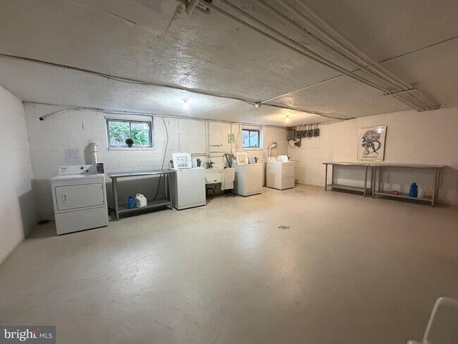 Building Photo - 61 Llanfair Rd