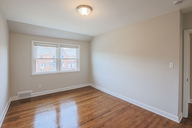 Building Photo - 3 BR 1-1/2 Baths MUST SEE- ACCEPTING HOSUING VOUCHERS!