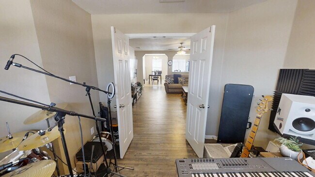 Building Photo - "Charming 3-Bedroom Home with 2 Baths on K...