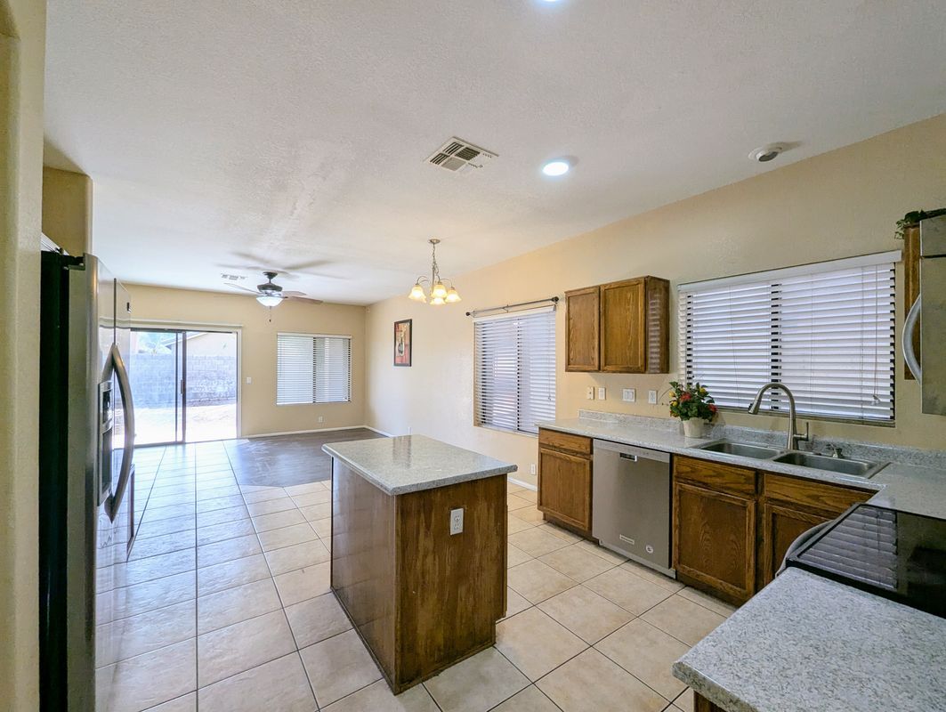 Building Photo - 8861 W Paradise Dr