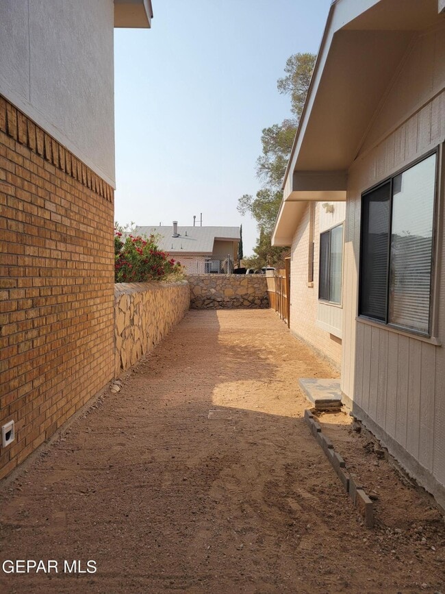Building Photo - 11340 Lake Nasser Dr