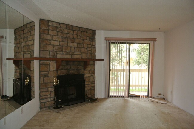 Building Photo - 1 Bedroom 1 Bath in Woodside Village