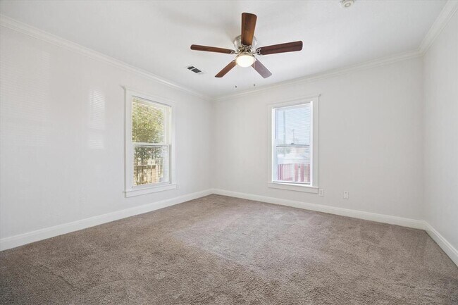 Building Photo - 402 E 29th St