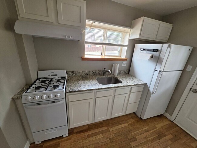 Building Photo - Studio Apartment Close to South Broadway!