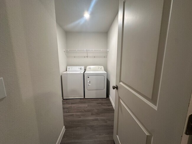 Building Photo - Beautiful 2 Bedroom 2 Bath