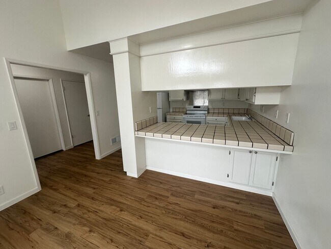Building Photo - 547 De Leon Dr