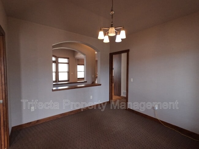 Building Photo - 1032 Hessen Dr