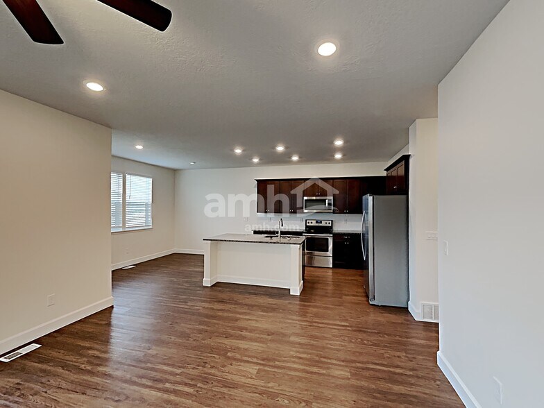 Building Photo - 2445 E Tumbleweed Rd