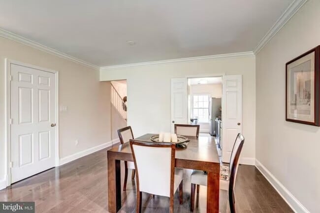 Building Photo - Sun-Drenched 2BR/2.5 BA Townhouse Condo in Gated Sutton Place