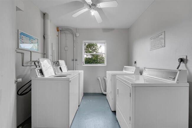 Building Photo - 3150 N Palm Aire Dr