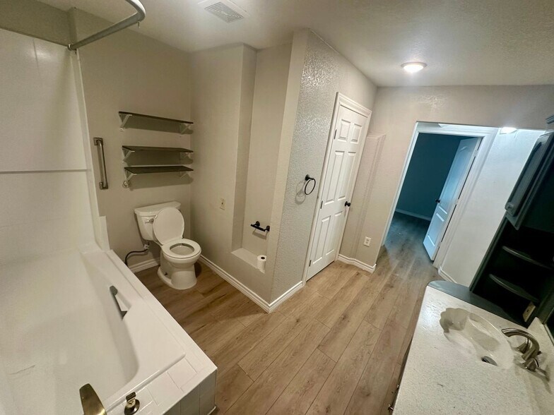 Building Photo - 3437 Stanley Ave