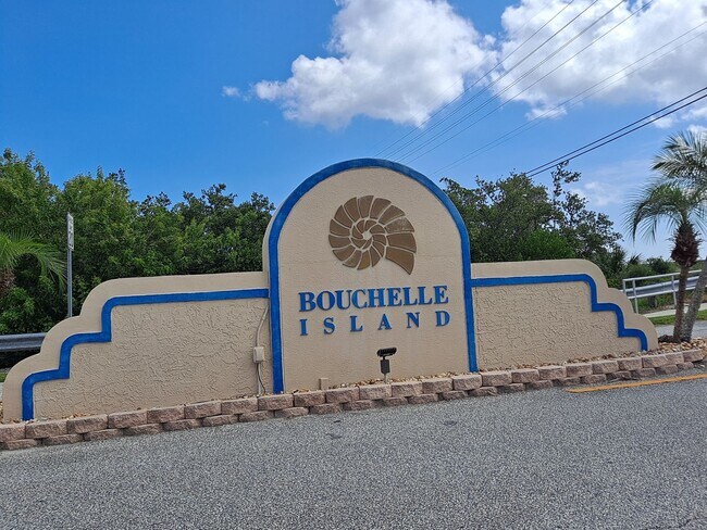 Building Photo - 3BR 3BA Bouchelle Island Condo!