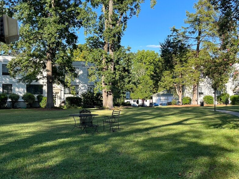 Building Photo - 1700 N Elm St