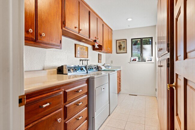 Building Photo - Breathtaking Views & Luxurious Furnished Rental in Oakmont's 55+ Community!