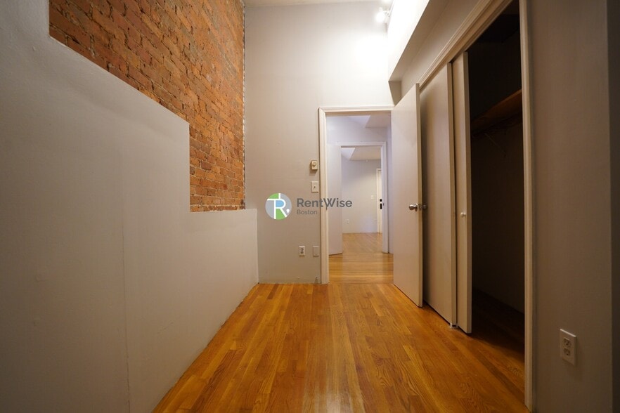 Building Photo - 452 Park Dr