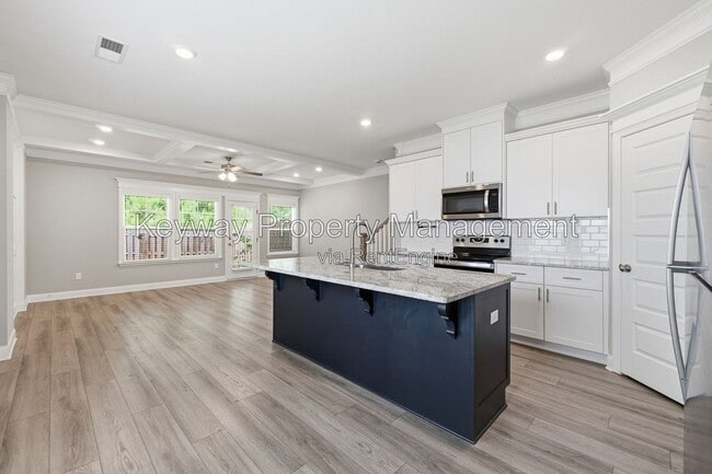 Building Photo - 228 Linsmore Ave