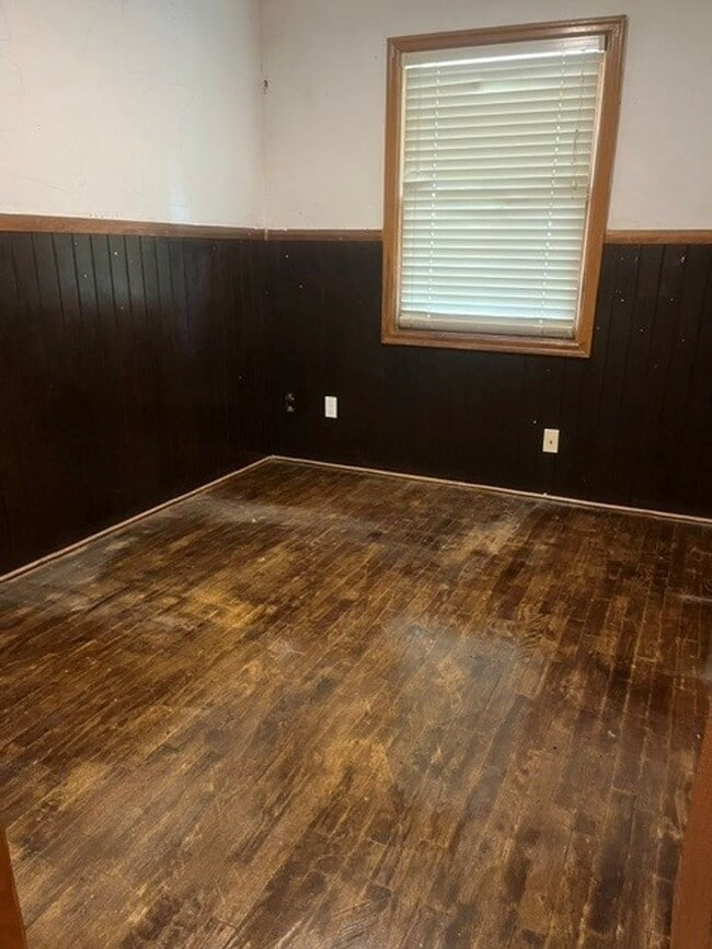 Building Photo - Spacious 3 bedroom home, available now!