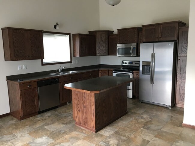 Building Photo - 3 Bed 3 Bath Single Family Townhome