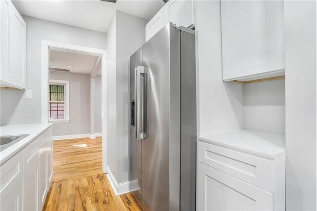 Building Photo - 6411 S Leclaire Ave