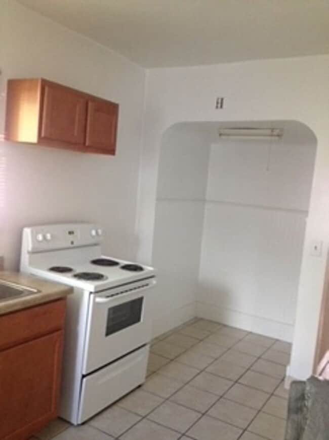 Building Photo - AVAILABLE NOW - Beautiful 3 Bed, 1 Bath Home