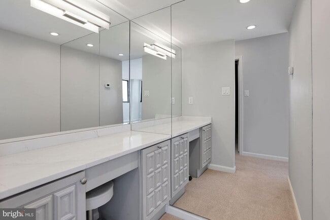 Building Photo - 1101 S Arlington Ridge Rd