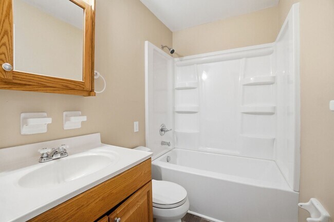 Building Photo - Three Bedroom Home with Great Outdoor Entertainment Space!