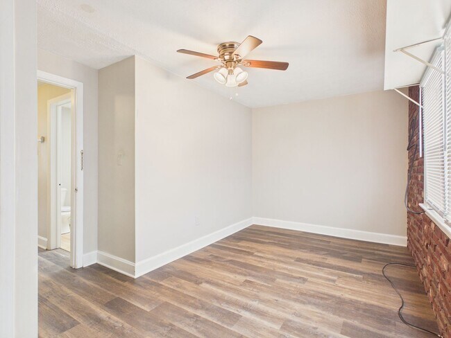 Building Photo - 2 Bedroom Single Family with Bonus Room