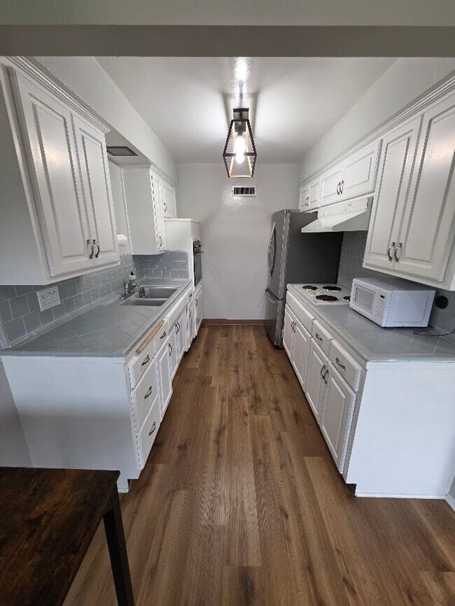 Building Photo - UPPER 1BD/1BA CONDO WITH GARAGE AND COMMON...