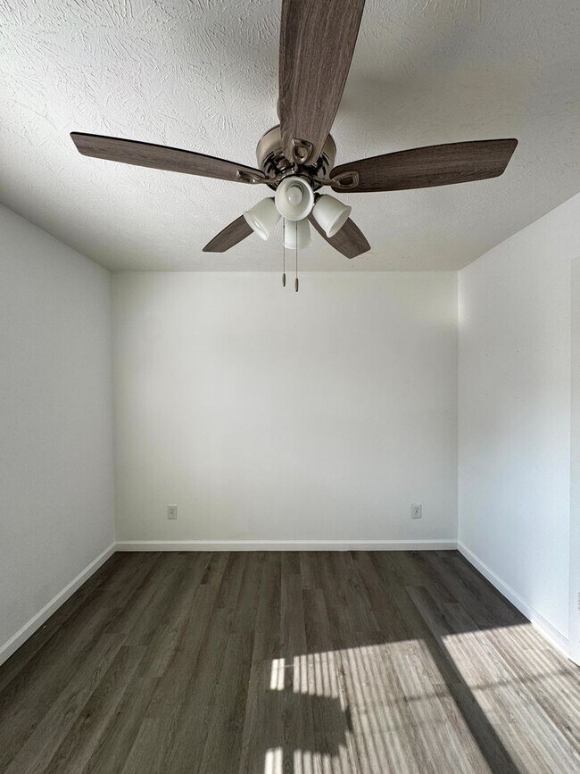 Building Photo - Charming 3 Bed 2 Bath Home with Fenced Yard