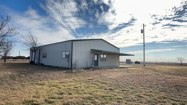 Building Photo - 3 bedroom 2 bathroom Barn dominium on 10 acres! Half off First Month's Rent!!